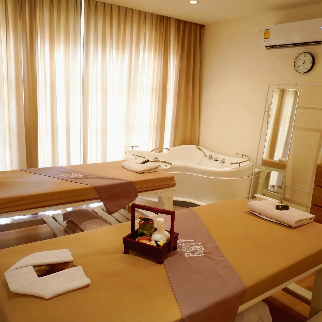 Couple suite with jacuzzi and twin massage beds